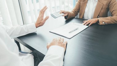 İş adamı sözleşmeye, rüşvete ve yolsuzluk kavramına para yatırmayı reddediyor