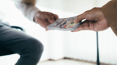 İşadamı finansal şirketle anlaşma yaparken para veriyor. Rüşvet ve yolsuzluk kavramı