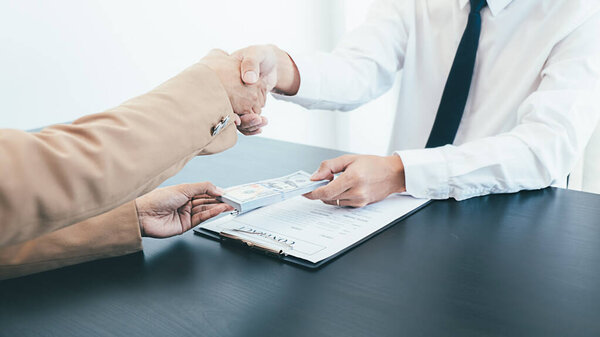 Бизнесмен дает деньги при заключении сделки по соглашению о финансовой корпорации.