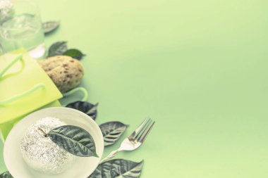 ekolojik sağlıklı ürünler taze ekmek su bardağı elma dizi sofra bırakır. Sağlıklı beslenme kavramı. Yeşil kopya alan arka plan