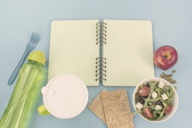 Bir dizi faydalı ürünler, kiraz domates, elma meyve tohumları plastik sofra beyaz çiçekler taze salata görünümü kopya alanı metin düz koymak için top