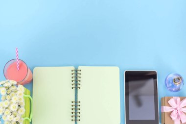 Açılan defter kayıtları için kokteyl pembe cam tüp buket krizantem parfüm tablet kutusu Hediyelik yüzeyinin üzerinde yatıyor.