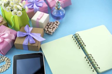 Festival arka plan afiş kutusu Hediyelik saten şerit yay buket çiçek takı inci defter tablet smartphone arka plan mavi.