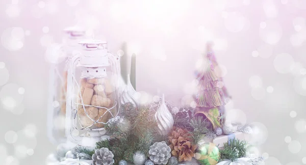 Noel Kompozisyon Noel Ağacı Koniler Ceviz Mum Topları Lamba Işık — Stok fotoğraf