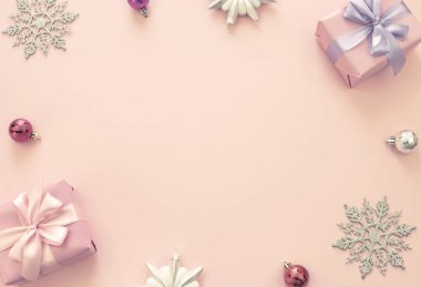 Noel kompozisyon düz kutuları hediyeler saten şerit yay ile Noel oyuncaklar kar taneleri koymak.