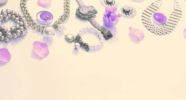 Uppsättning av womens smycken i vintagestil halsband cameo pearl armband kedja örhängen på vit bakgrund. — Stockfoto
