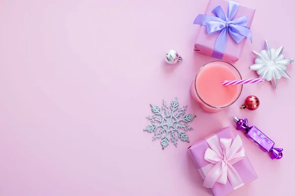 Weihnachten Zusammensetzung Flache Legeboxen Mit Geschenken Satinband Schleife Weihnachtsspielzeug Schneeflocken — Stockfoto