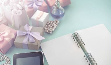 Festival arka plan afiş kutusu hediye saten şerit yay buket çiçek takı inci defter tablet smartphone arka plan mavi banner. Üstten görünüm kopya alanı düz yatıyordu