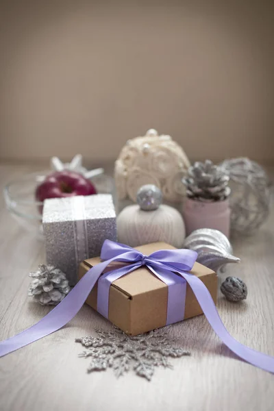 圣诞作文与礼品盒与缎带弓材料装饰圣诞玩具颠簸 复古色调海报明信片 — 图库照片