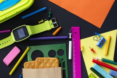 Kavram Okulu İzle tebeşir hattı tanımlama bilgilerini Kırtasiye siyah arka plan üzerine başa. Üstten görünüm düz yatıyordu