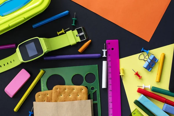 Kavram Okulu İzle tebeşir hattı tanımlama bilgilerini Kırtasiye siyah arka plan üzerine başa. Üstten görünüm düz yatıyordu