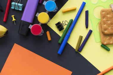 Kavram Okulu İzle tebeşir hattı tanımlama bilgilerini Kırtasiye siyah arka plan üzerine başa. Üstten görünüm düz yatıyordu