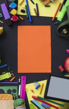 Kavram Okulu İzle tebeşir hattı tanımlama bilgilerini Kırtasiye siyah arka plan üzerine başa. Üstten görünüm düz yatıyordu