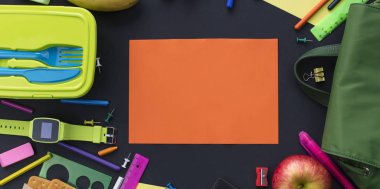 Afiş kavramına geri okul apple sırt çantası Kırtasiye siyah arka plan üzerine. Üstten görünüm düz yatıyordu