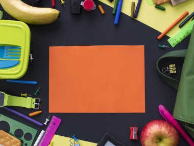 Geri okul apple sırt çantası Kırtasiye siyah arka plan üzerine kavram. Üstten görünüm düz yatıyordu