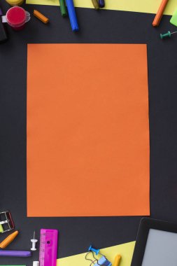 Kavram Okulu İzle tebeşir hattı tanımlama bilgilerini Kırtasiye siyah arka plan üzerine başa. Üstten görünüm düz yatıyordu