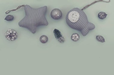 Noel beyaz arka plan Sürrealizm oyuncak dekoratif bileşimi. Üstten görünüm düz Lay