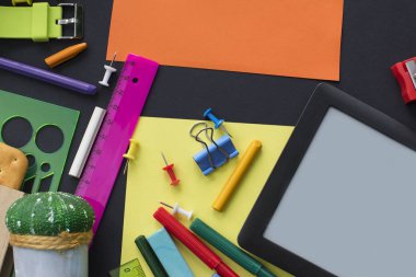 Kavram Okulu İzle tebeşir hattı tanımlama bilgilerini Kırtasiye siyah arka plan üzerine başa. Üstten görünüm düz yatıyordu