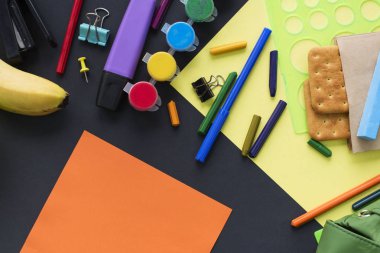 Kavram Okulu İzle tebeşir hattı tanımlama bilgilerini Kırtasiye siyah arka plan üzerine başa. Üstten görünüm düz yatıyordu