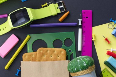 Kavram Okulu İzle tebeşir hattı tanımlama bilgilerini Kırtasiye siyah arka plan üzerine başa. Üstten görünüm düz yatıyordu