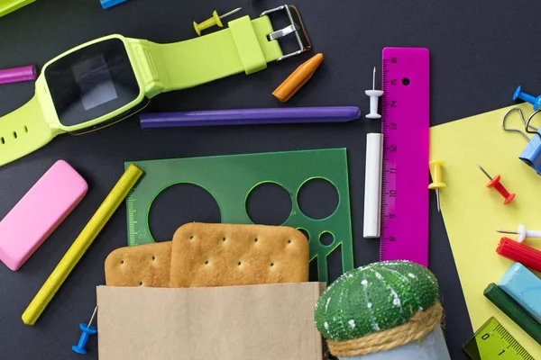 Kavram Okulu İzle tebeşir hattı tanımlama bilgilerini Kırtasiye siyah arka plan üzerine başa. Üstten görünüm düz yatıyordu