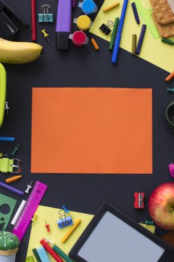 Kavram Okulu İzle tebeşir hattı tanımlama bilgilerini Kırtasiye siyah arka plan üzerine başa. Üstten görünüm düz yatıyordu