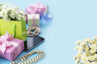 Dekoratif kompozisyon kutu hediye çiçek Bayan takı alışveriş tatil mavi arka plan ile. Festival posteri kopya alanı