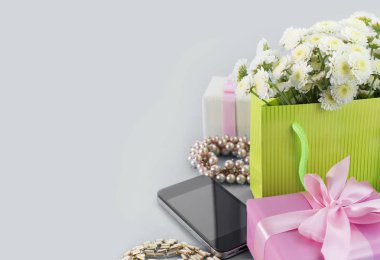 Dekoratif kompozisyon kutularını holiday gri arka plan alışveriş hediye çiçek Bayan Takı ile. Festival posteri kopya alanı