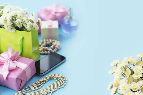 Dekoratif kompozisyon kutu hediye çiçek Bayan takı alışveriş tatil mavi arka plan ile. Festival posteri kopya alanı