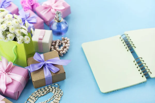 Dekoratif kompozisyon kutu hediye çiçek Bayan takı alışveriş tatil mavi arka plan ile. Festival posteri kopya alanı
