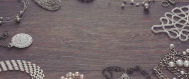 Afiş vintage takı koyu ahşap arka plan ayarla. Kolye inci cameo madalyon izle üstten görünüm düz yatıyordu