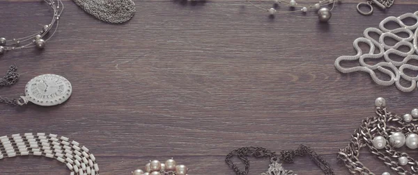 Afiş vintage takı koyu ahşap arka plan ayarla. Kolye inci cameo madalyon izle üstten görünüm düz yatıyordu