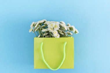 Krizantem mavi bir arka plan üzerinde buket. Üstten görünüm kopya alanı düz yatıyordu