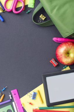 Geri okul apple sırt çantası Kırtasiye siyah arka plan üzerine kavram. Üstten görünüm düz yatıyordu