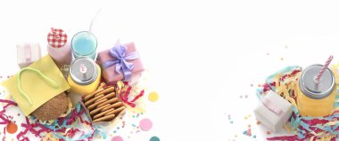 Afiş şenlikli kompozisyon aperatifler tatil hamburger çerez tinsel konfeti hediye kutusu kokteyl doygun renklere içer. Çocuk tatil Doğum günü partisi