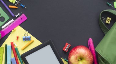 Geri okul apple sırt çantası Kırtasiye siyah arka plan üzerine kavram. Üstten görünüm düz yatıyordu