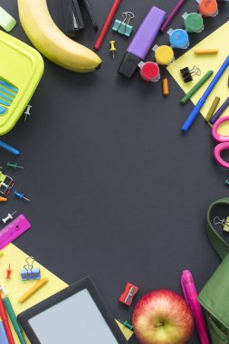 Geri okul apple sırt çantası Kırtasiye siyah arka plan üzerine kavram. Üstten görünüm düz yatıyordu