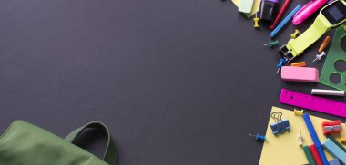 Afiş kavramına geri okul apple sırt çantası Kırtasiye siyah arka plan üzerine. Üstten görünüm düz yatıyordu