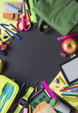 Geri okul apple sırt çantası Kırtasiye siyah arka plan üzerine kavram. Üstten görünüm düz yatıyordu