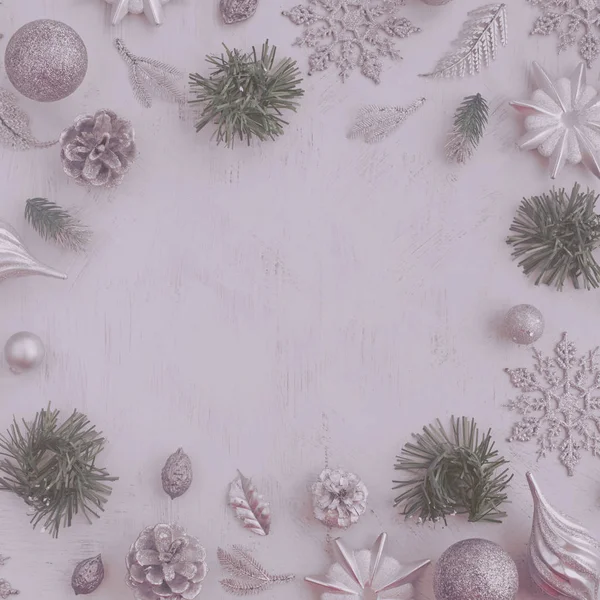 Noel Beyaz Arka Plan Sürrealizm Oyuncak Dekoratif Bileşimi Üstten Görünüm — Stok fotoğraf