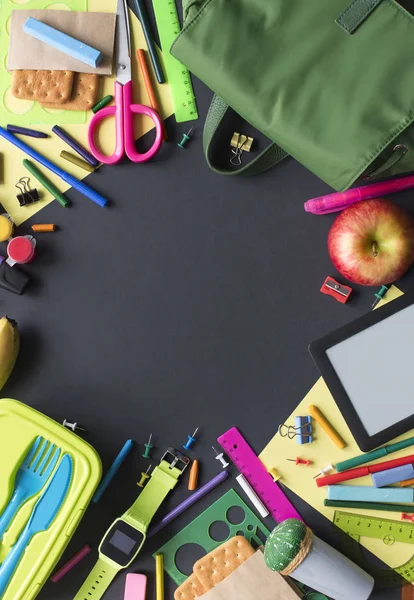 Geri okul apple sırt çantası Kırtasiye siyah arka plan üzerine kavram. Üstten görünüm düz yatıyordu