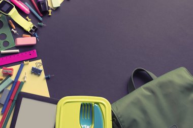 Geri okul apple sırt çantası Kırtasiye siyah arka plan üzerine kavram. Üstten görünüm düz yatıyordu