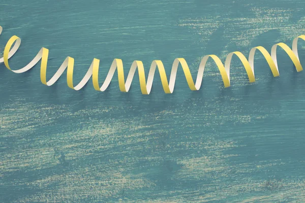 Odak renkli flamalar ahşap antika arka plan mavi bir üzerinde yılan gibi detaylı bir görüntüsüdür.