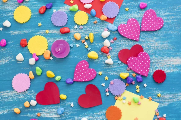 Feestelijke confetti hart snoep achtergrondkleur verzadigd. — Stockfoto