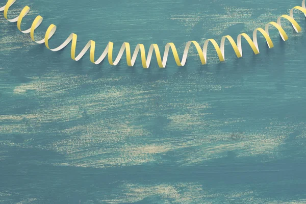 Odak renkli flamalar ahşap antika arka plan mavi bir üzerinde yılan gibi detaylı bir görüntüsüdür.