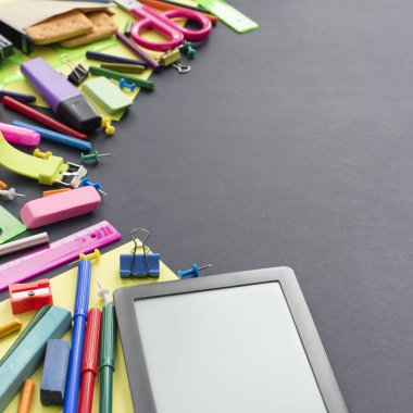 Geri okul saati tebeşir hattı tanımlama bilgilerini Kırtasiye siyah arka plan üzerine kavram.