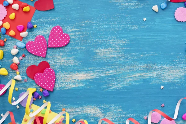 Confeti festivo fondo corazón caramelo color saturado . — Foto de Stock