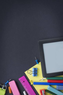 Geri okul saati tebeşir hattı tanımlama bilgilerini Kırtasiye siyah arka plan üzerine kavram.