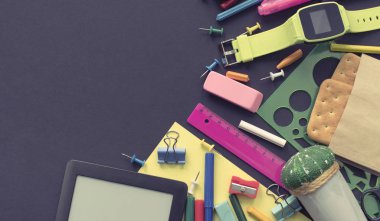 Afiş kavramı okul apple sırt çantası Kırtasiye siyah arka plan üzerine başa.