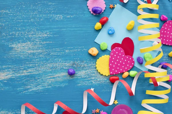 Святковий конфетті фон цукерки серця насичений колір . — стокове фото